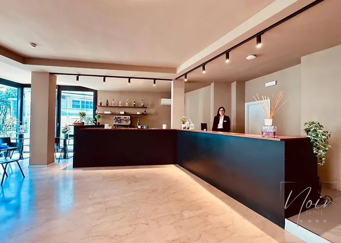 Noir - Free Brunch & Breakfast Until 13-00 - Vicinissimi A Mirabilandia 4* ミラノ・マリッティマ